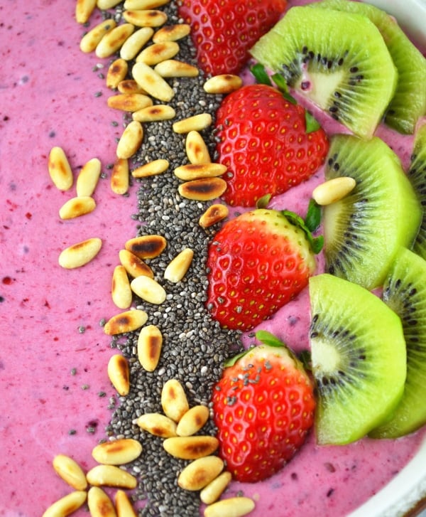 berry banana smoothie bowl www.insidetherustickitchen.com