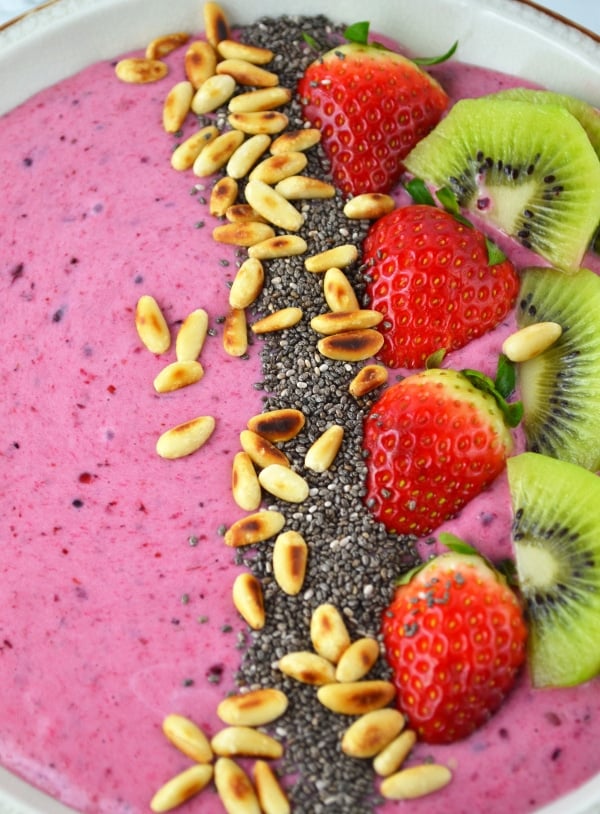 Berry banana smoothie bowl www.insidetherustickitchen.com