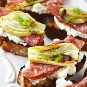 These roasted fennel, salami, and ricotta crostini are so easy to make and utterly delicious. Make these for a delightful Springtime lunch out in the garden. www.iinsidetherustickitchen.com