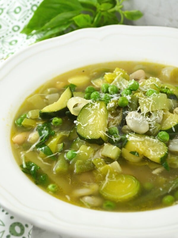 This Minestrone Primavera is packed full of green goodness. It's so healthy, fresh and packed full of all the flavours of Spring. www.insidetherustickitchen.com