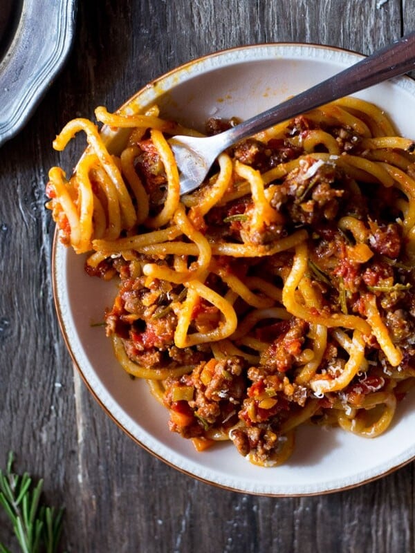 A flavour packed Tuscan sausage ragu made with the best Italian sausages, fennel seeds, red wine and garlic. An easy Italian ragu recipe perfect to make ahead for a weeknight meal or for weekends. Find more Italian pasta recipes and authentic Italian recipes at Inside the rustic kitchen.