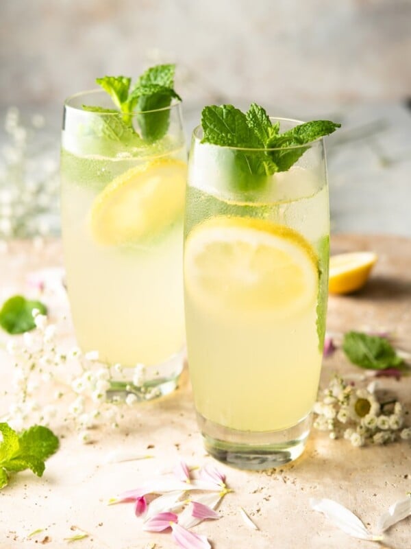 A limoncello mojito cocktail in two tall glasses