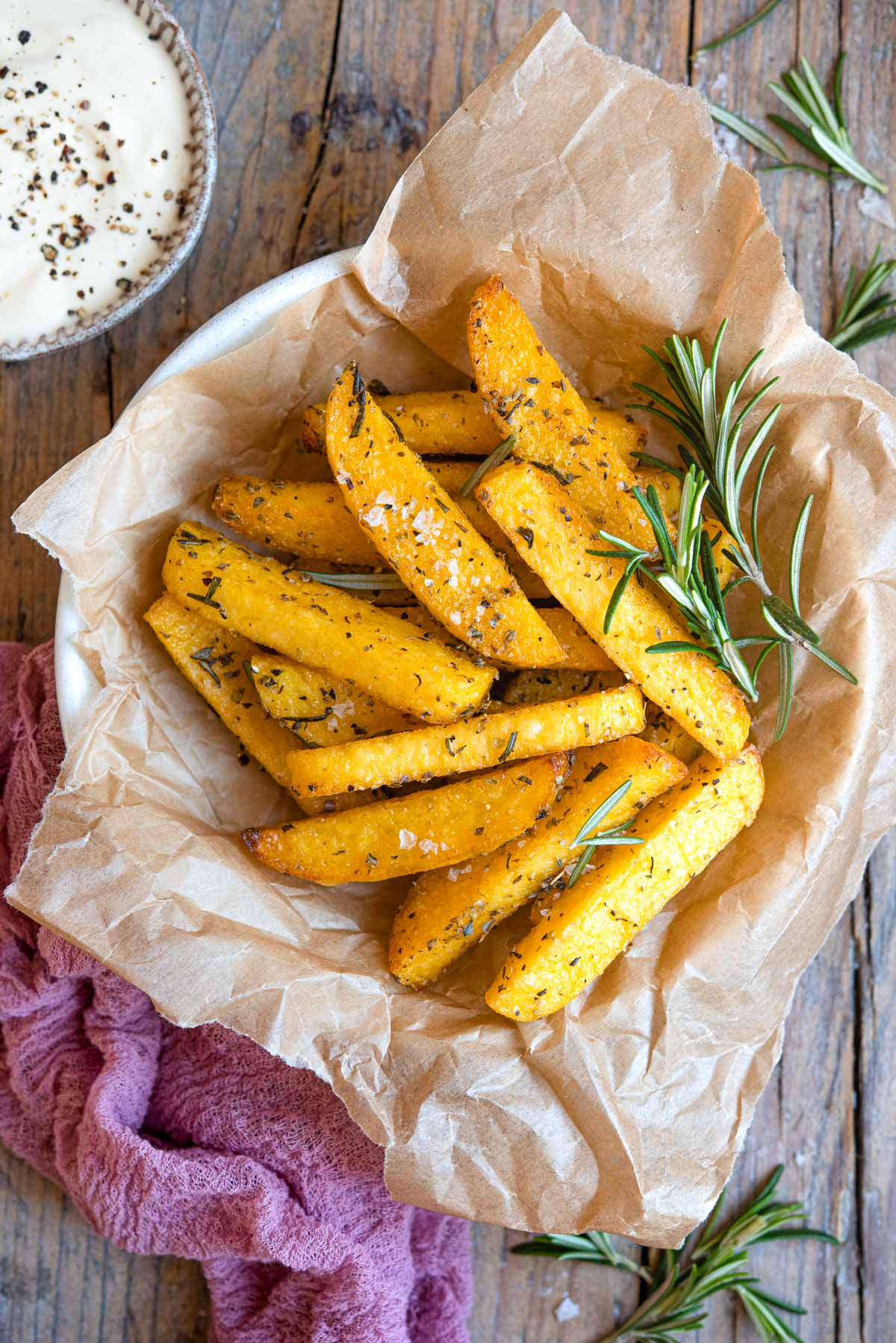 Eine Draufsicht auf Polenta, die als Pommes in einer Schüssel serviert wird