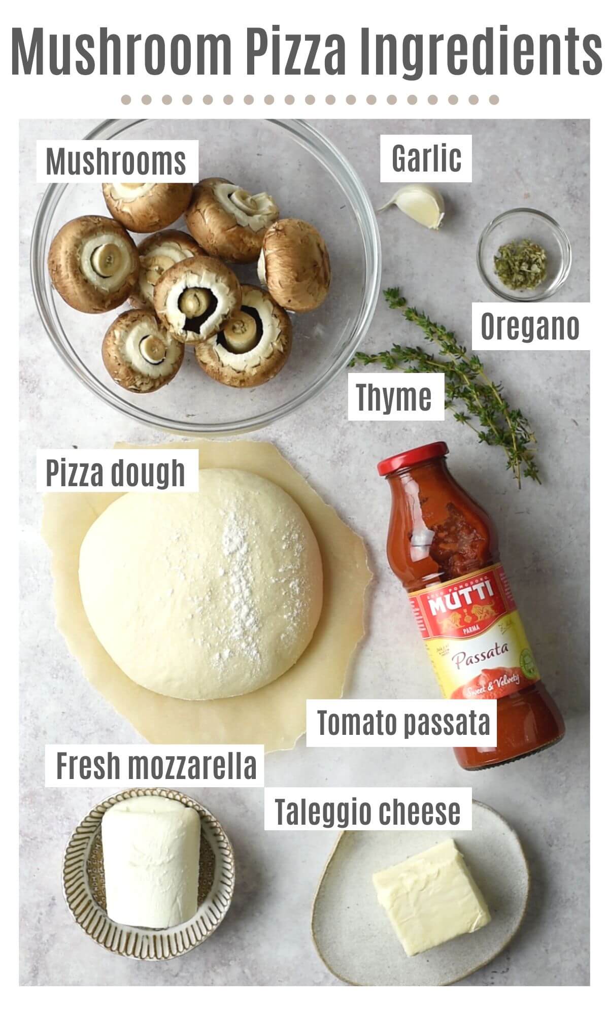 Una toma cenital de todos los ingredientes que necesitas para hacer una pizza de champiñones.