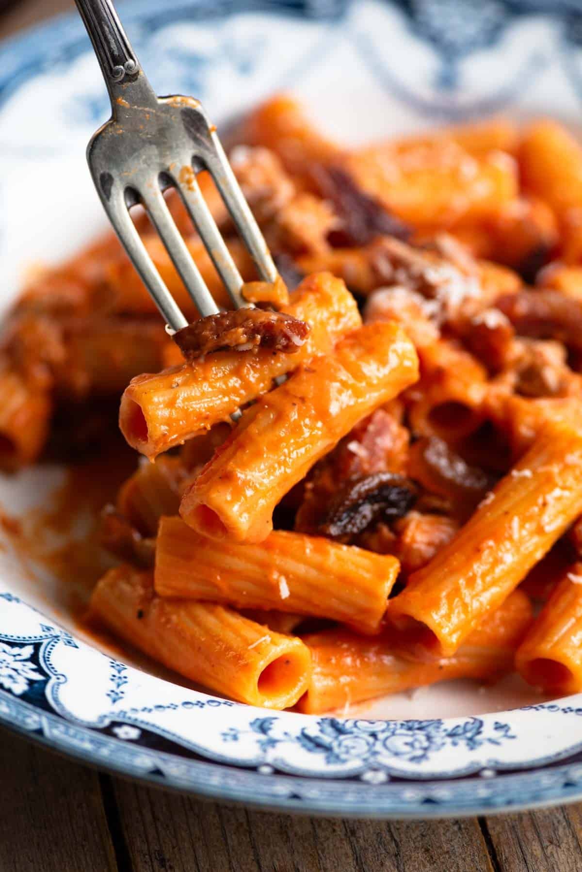 A close up of pasta alla zozzona on a fork.