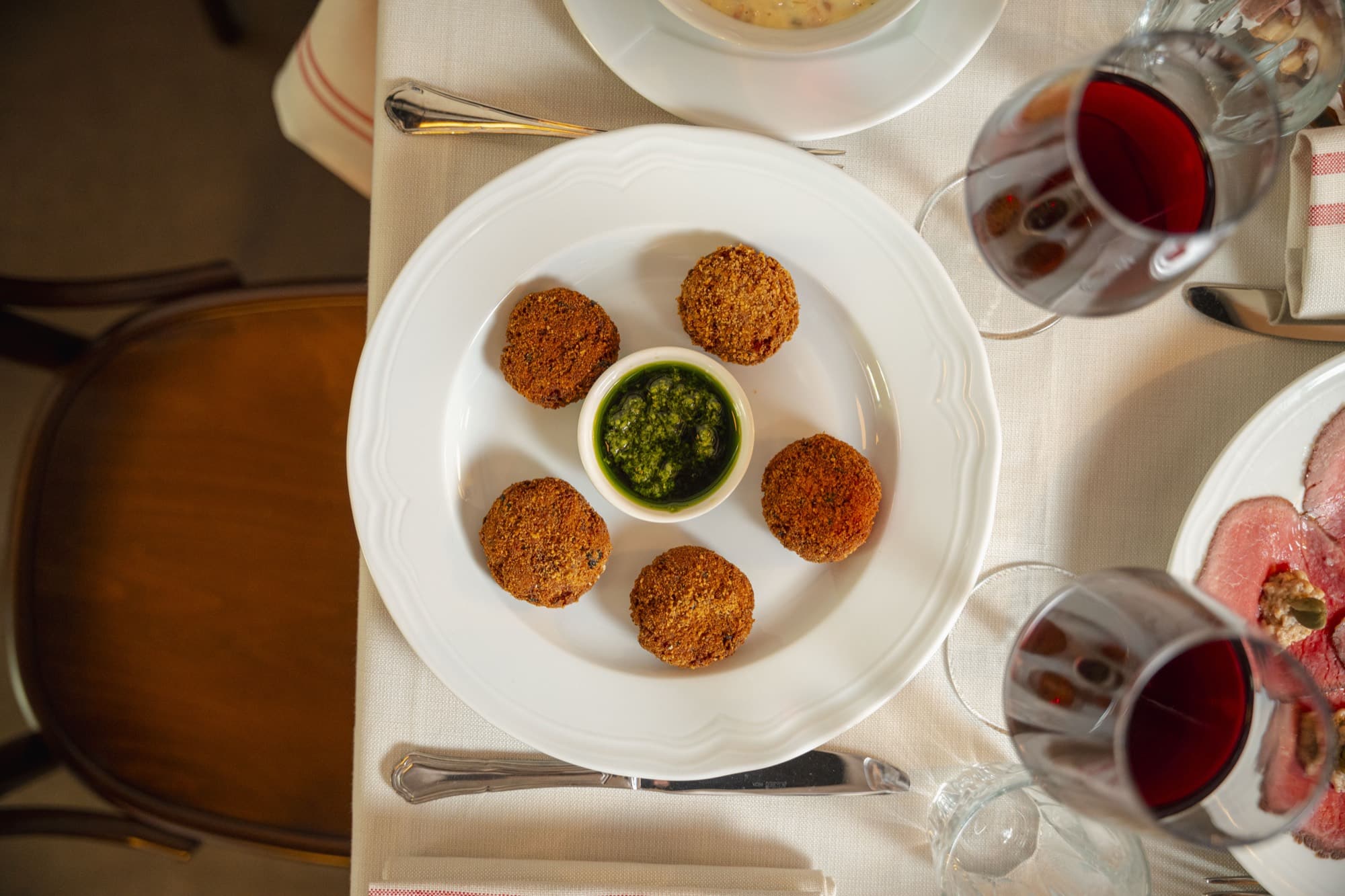 Mondeghili on a plate in a restaurant.